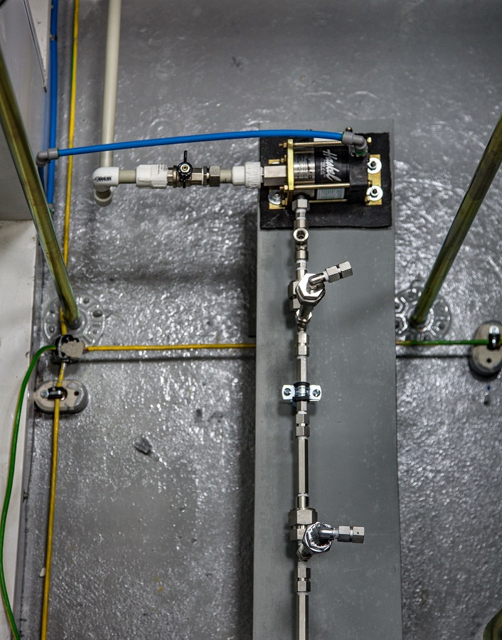 В состав адиабатической системы увлажнения в «DataPro Тверь» входят пневматические насосы с форсунками.