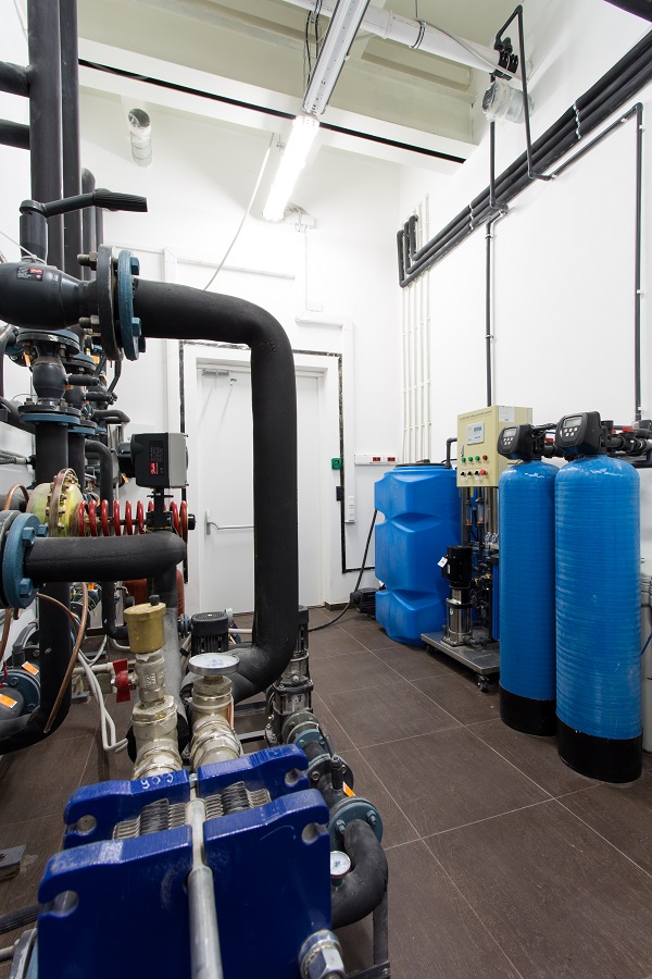 В том же помещении, где находится бак с подготовленной водой для системы увлажнения, располагается и система отопления здания.